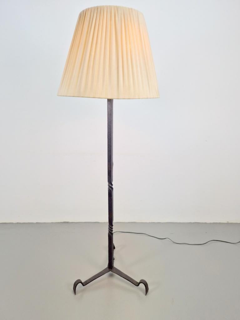 Vintage brutalist smeedijzeren vloerlamp tripod ´50 France, N, Ophalen of Verzenden, Zo goed als nieuw, N