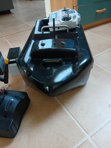Voerboot met dieptemeter beschikbaar voor biedingen