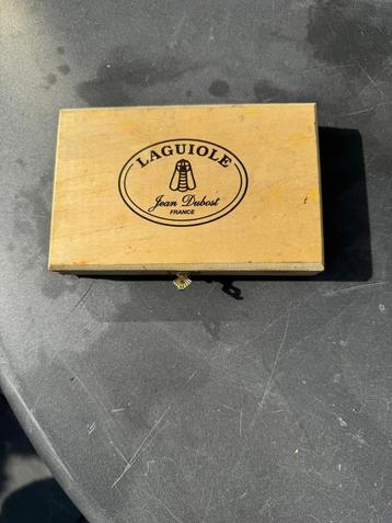 Laguiole Houten kist met 2 zwarte kaasmessers. beschikbaar voor biedingen