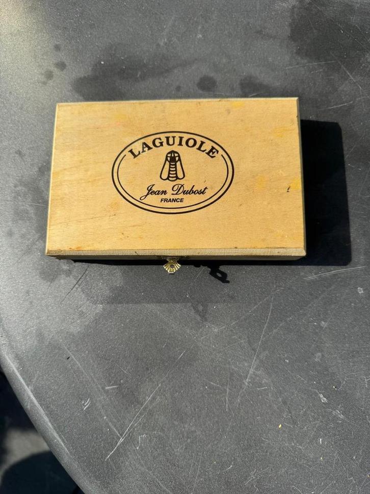 Laguiole Houten kist met 2 zwarte kaasmessers., Verzamelen, Speldjes, Pins en Buttons, Zo goed als nieuw, Overige onderwerpen