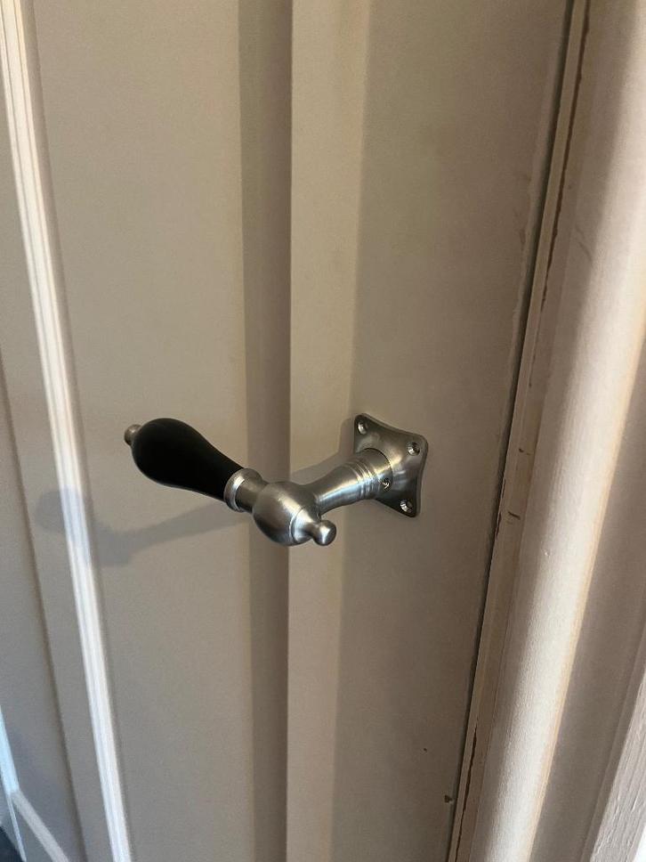 Jaren 30 deurbeslag mat nikkel zwart €12,50 p/set, Doe-het-zelf en Verbouw, Hang- en Sluitwerk, Nieuw, Klink of Kruk, Ophalen of Verzenden