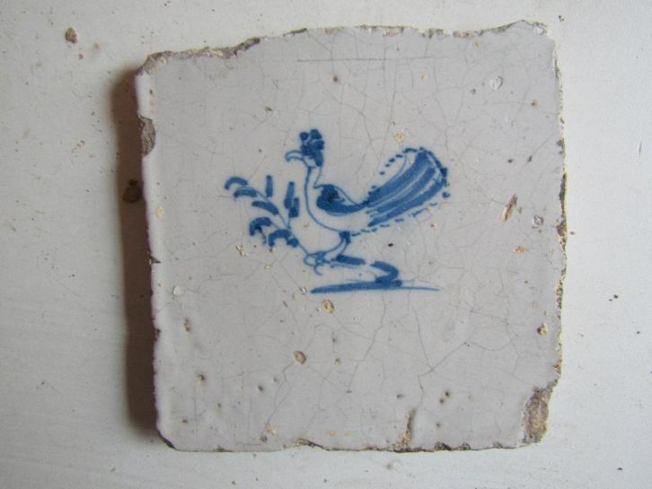 een antieke tegel met een paradijsvogel, Antiek en Kunst, Antiek | Wandborden en Tegels, Ophalen of Verzenden