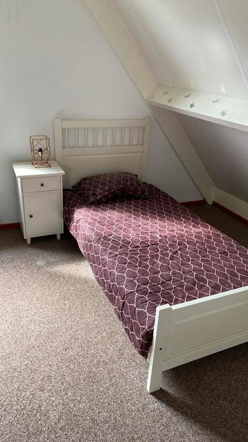 Bed met nachtkastje 