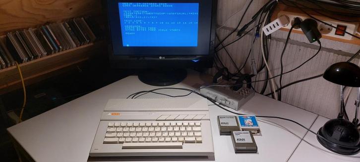 Atari 800XE plus voeding en cartridges, Computers en Software, Vintage Computers, Ophalen of Verzenden