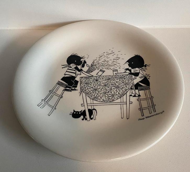 Ontbijtbordje met Jip en Janneke aan tafel. Drsn. 19 cm., Verzamelen, Poppetjes en Figuurtjes, Zo goed als nieuw, Ophalen of Verzenden