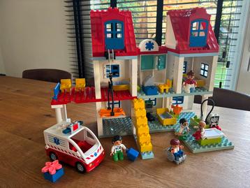 Duplo groot ziekenhuis (set 5795) beschikbaar voor biedingen