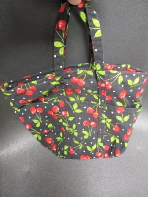 TASJE in de JAREN 50 STIJL met KERSJES, Sieraden, Tassen en Uiterlijk, Tassen | Damestassen, Zo goed als nieuw, Handtas, Rood