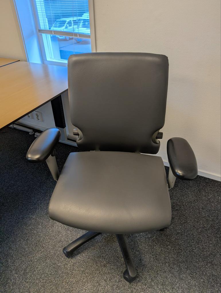 Drie refurbished verstelbare bureaustoelen, Ophalen, Gebruikt, Zwart, Bureaustoel