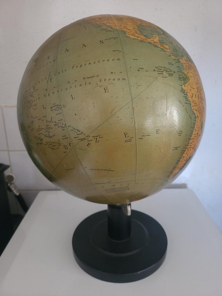 Wereldbol Nederlands., Ophalen of Verzenden, Zo goed als nieuw