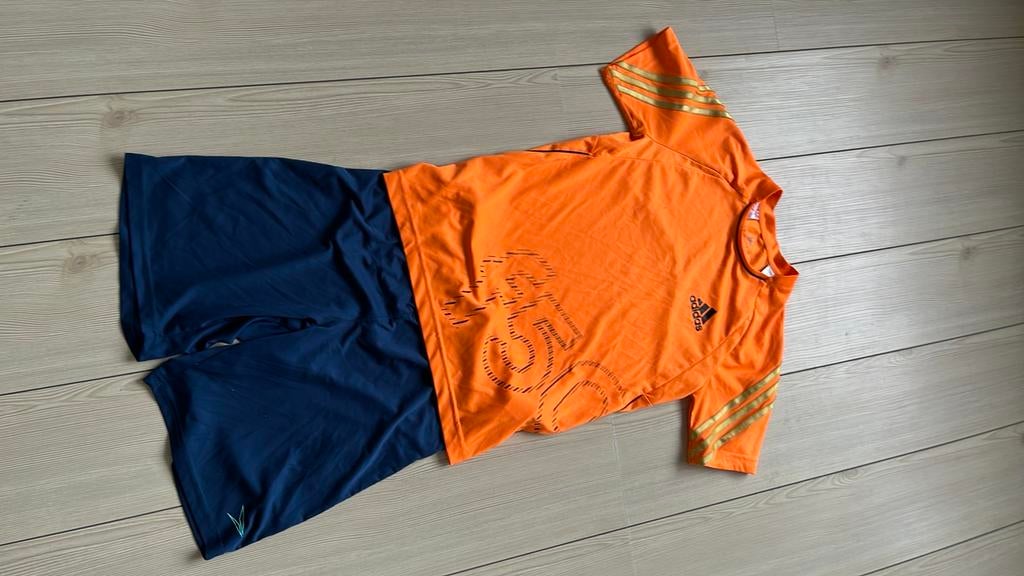 146 152 158 adidas oranje sport shirt met sport broek, Kinderen en Baby's, Ophalen of Verzenden, Zo goed als nieuw, Jongen of Meisje