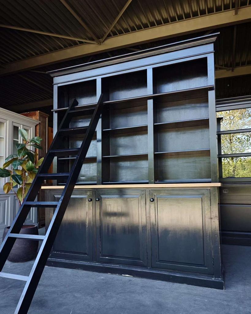 Stoere zwarte bibliotheekkast | Boekenkast met ladder #4184
