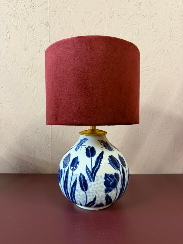 Handgemaakte blauwe vaaslamp met wijnrode kap, Ophalen of Verzenden, Zo goed als nieuw, Stof, Minder dan 50 cm