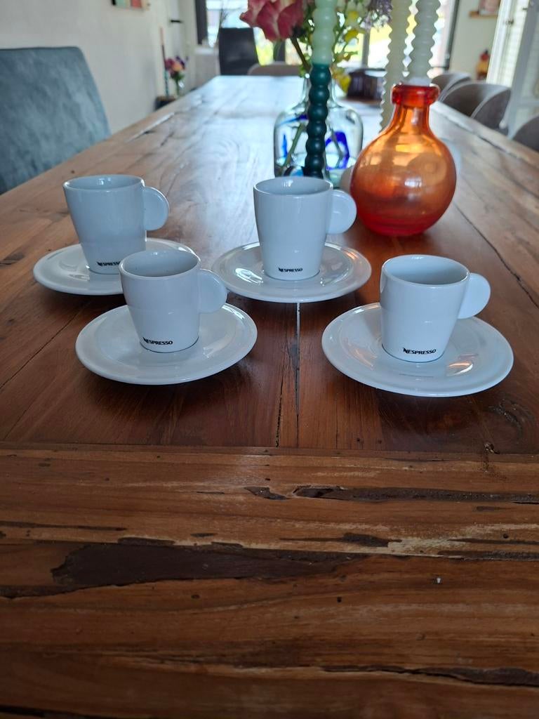 Nespresso kop en schotels - 4 stuks, Ophalen of Verzenden, Zo goed als nieuw, Effen, Kop(pen) en/of Schotel(s)