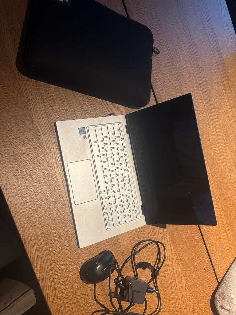 Asus Chromebook met oplader, muis en laptophoes, Computers en Software, Chromebooks, Gebruikt, 14 inch, 4 GB of minder, 64 GB
