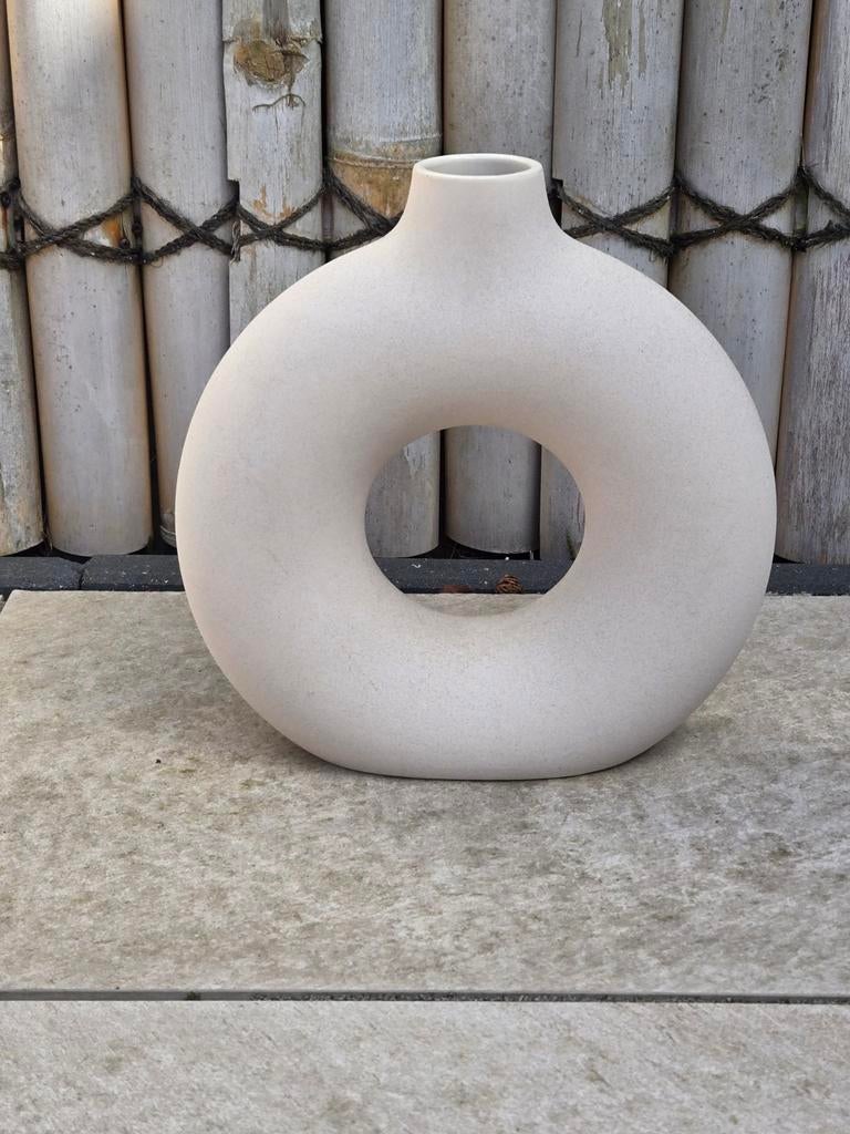 Moderne Beige Donut Vaas - Keramiek, Huis en Inrichting, Overige kleuren, 50 tot 75 cm, Aardewerk of Porselein, Ophalen of Verzenden