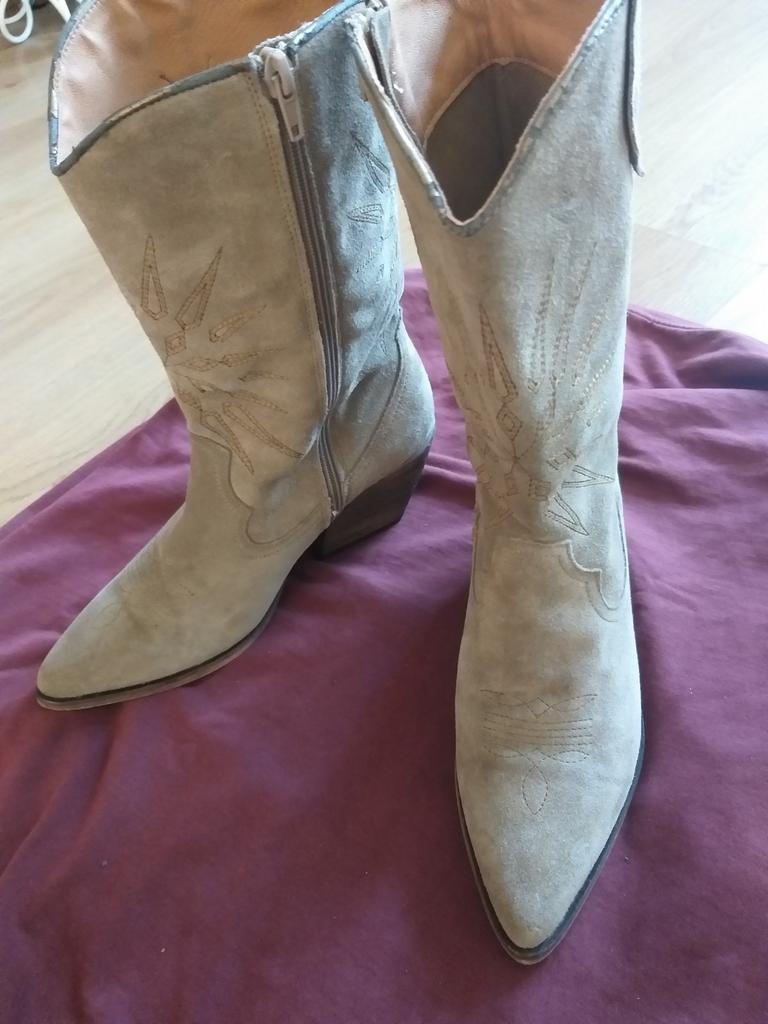 Enkellaarzen/ Nubuck, Dames Cowboy Enkellaarzen MAAT,,40, Ophalen of Verzenden, Zo goed als nieuw, Zwart