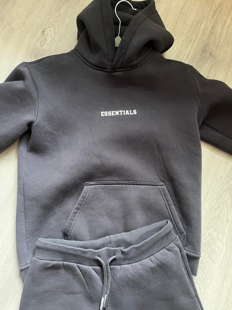 Essentials trainingspak 11-12 jaar, Kinderen en Baby's, Kinderkleding | Maat 128, Ophalen of Verzenden, Zo goed als nieuw, Jongen of Meisje