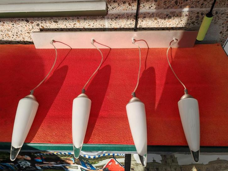 Moderne hanglamp met 4 LED lampen - Wit/Zilver, Huis en Inrichting, Lampen | Hanglampen, Gebruikt, 50 tot 75 cm, Glas, Metaal