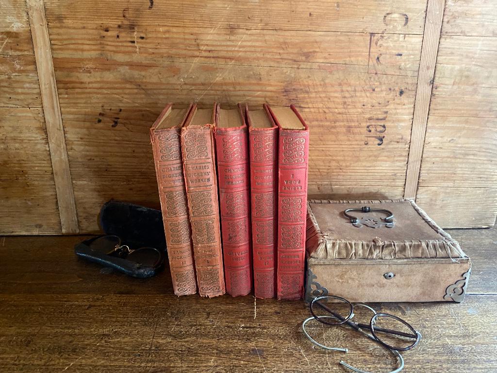 Zeer oude uitgaven van Charles Dickens, 5 titels *Nous deux*, Ophalen of Verzenden