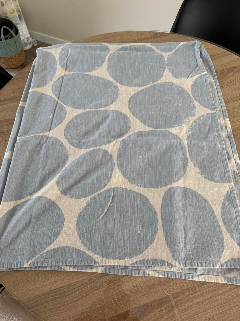 H&M HOME Rechthoekig Tafelkleed met Stippen 140x180cm, Huis en Inrichting, Tafelkleden, Ophalen of Verzenden, Gebruikt, Rechthoek