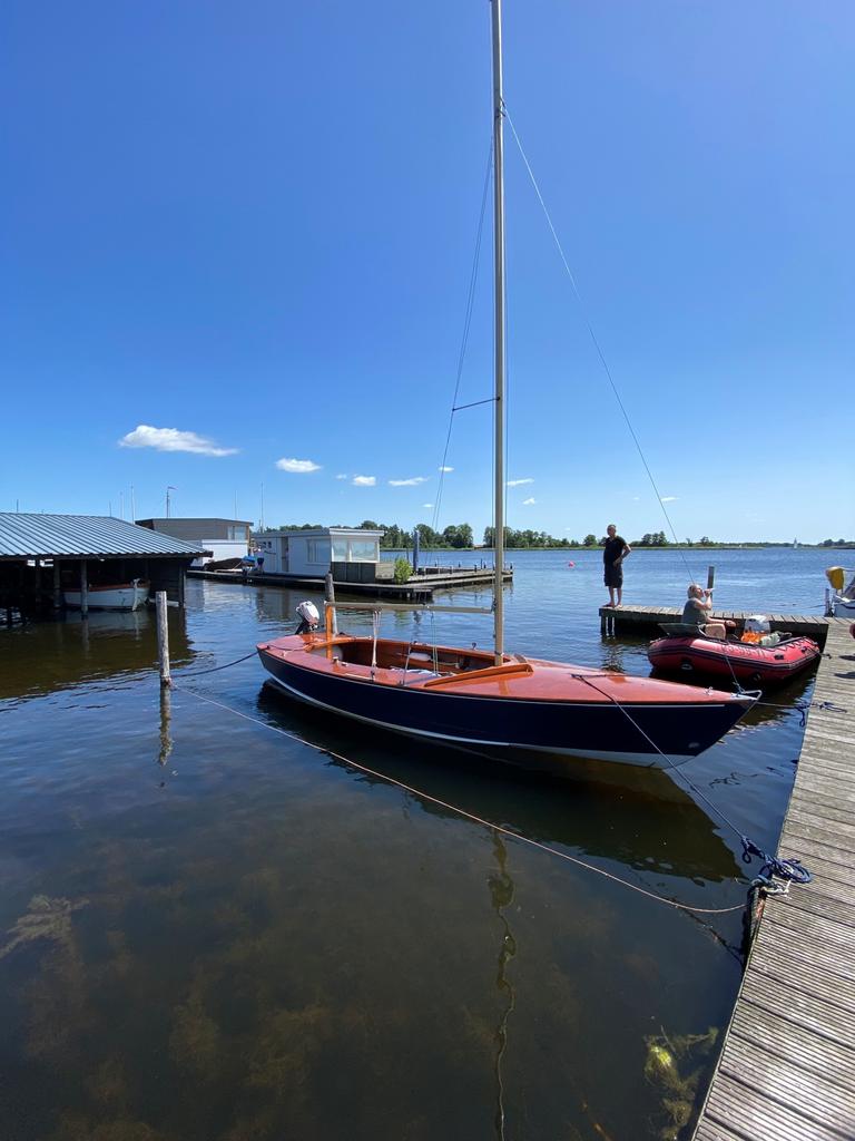 Spanker houten zeilboot inclusief trailer & buitenboordmotor, Ophalen, Zo goed als nieuw, Polyester, Benzine