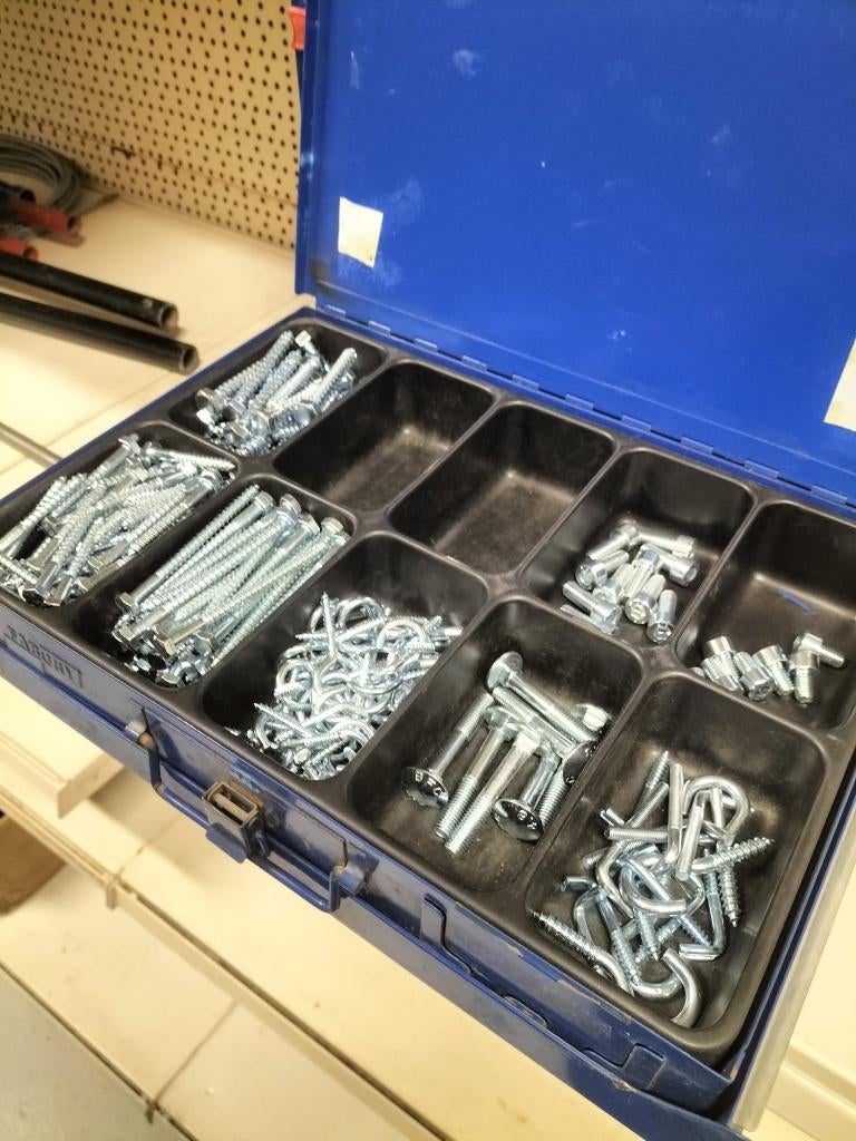 assortiment bouten, moeren, kabelschoentjes e.a. in ladekast, Ophalen, Gebruikt