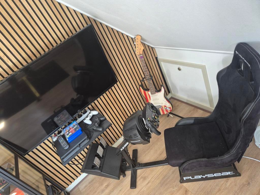 Complete Racesimulator met PS4, TV en Thrustmaster GT300, Ophalen, Racen en Vliegen, Zo goed als nieuw, 3 spelers of meer