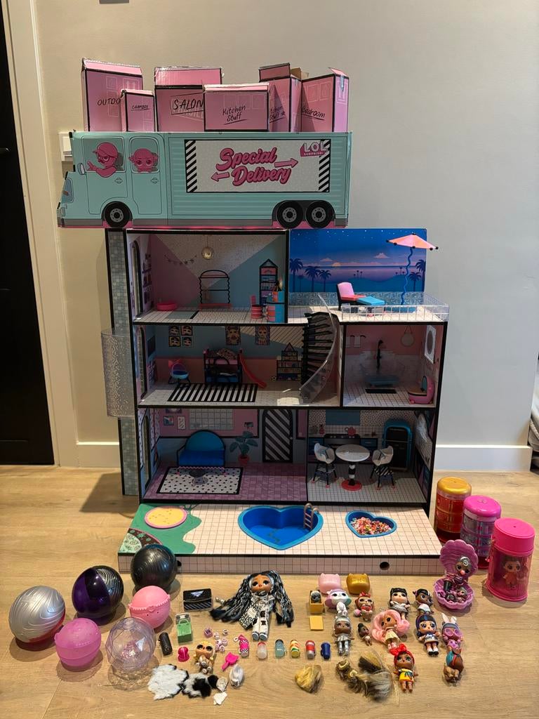 Zeer mooi L.O.L huis +4 sets! Ijskar, disco, auto en muziek!, Ophalen, Zo goed als nieuw, Poppenhuis