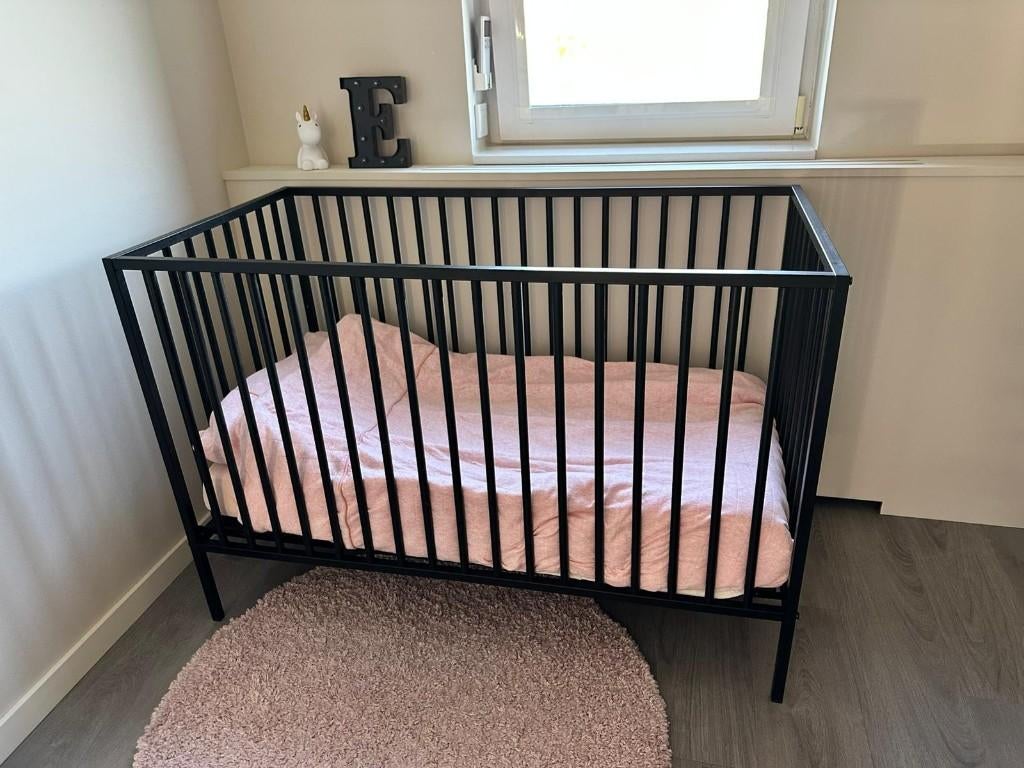 Ledikant - Zwart metaal met matras en toebehoren, Ophalen, Zo goed als nieuw, Ledikant