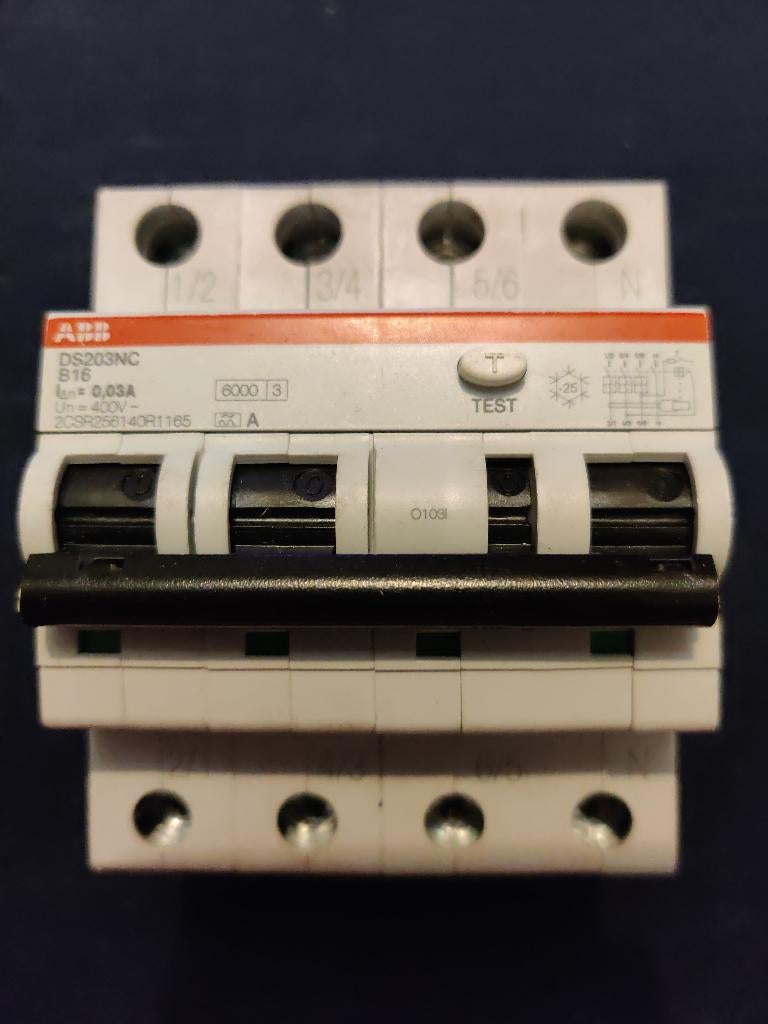 ABB Aardlekautomaat B16 30mA 3p+N DS203NC 2CSR256140R1165, Hobby en Vrije tijd, Elektronica-componenten, Ophalen of Verzenden