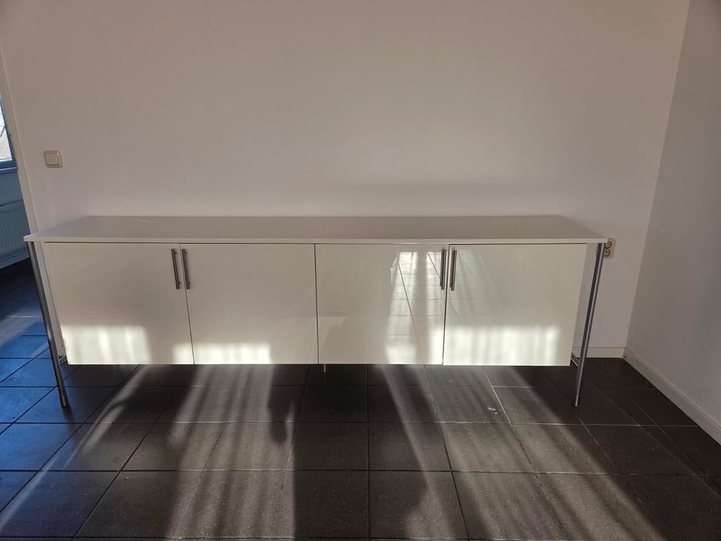 Strak wit glans dressoir - 231cm lang, Huis en Inrichting, Kasten | Dressoirs, Ophalen, 200 cm of meer, Modern, Metaal