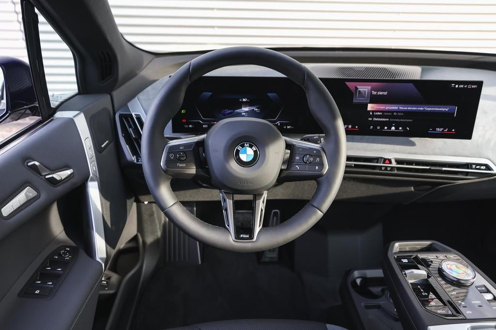 BMW iX xDrive45 M Sport / Panoramadak / Trekhaak / Soft-Clos, Auto's, BMW, Automaat, Sound system, Zwart, Blauw