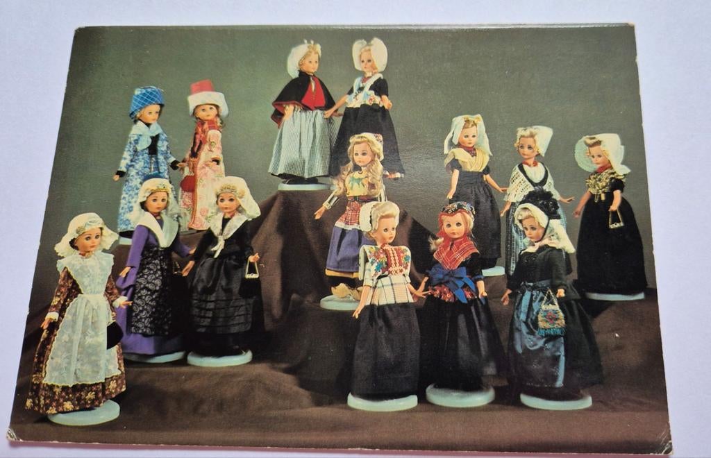 Kaart poppen met diverse klederdrachten, Ophalen of Verzenden, 1960 tot 1980, Ongelopen, Klederdracht