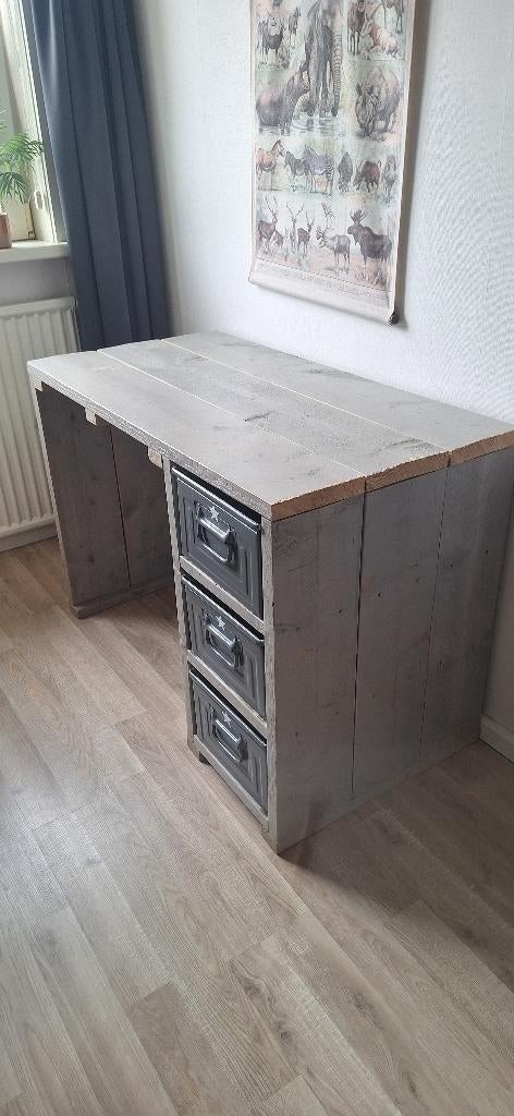 Steigerhouten bureau met ijzeren magazijn bakken als lades, Huis en Inrichting, Bureaus, Ophalen, Overige typen, Gebruikt, Stopcontact