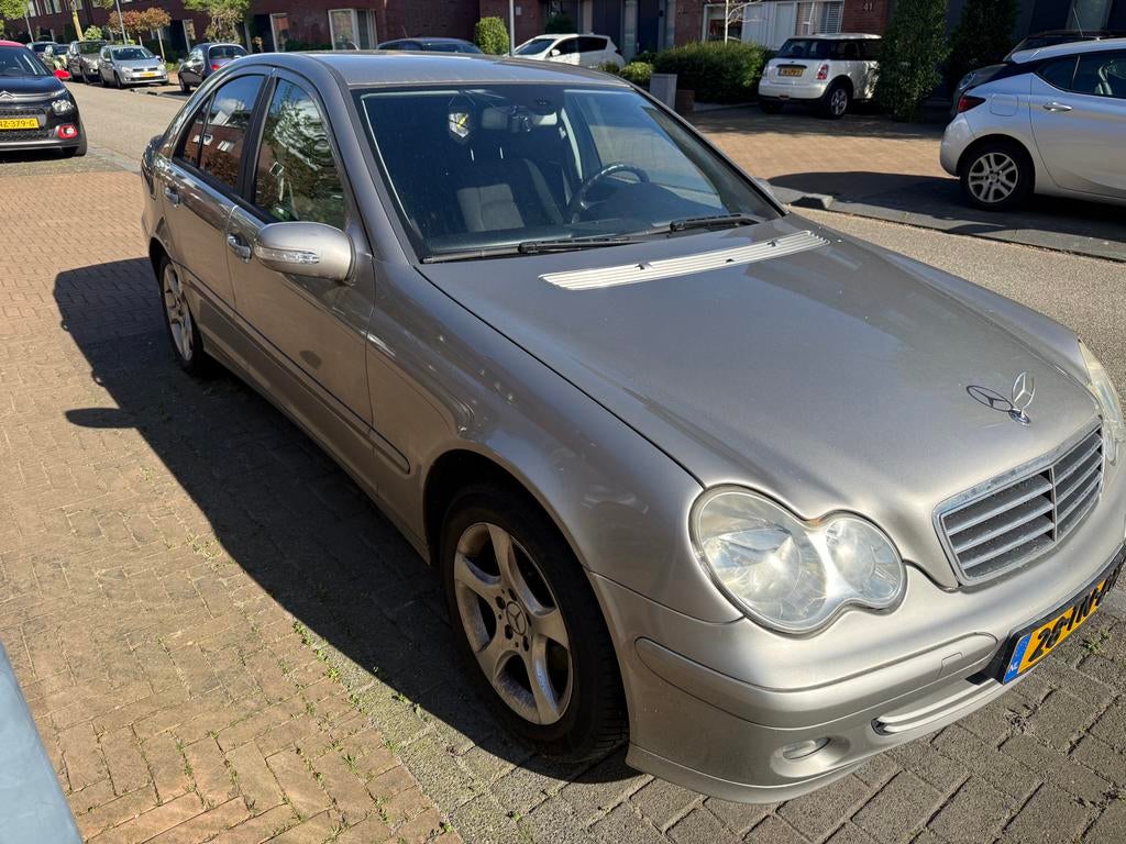 Mercedes-Benz C-Klasse 1.8 C180 Kompr Sedan AUT 2005 Grijs, Auto's, Mercedes-Benz, Automaat, Achterwielaandrijving, 1796 cc, 75 €/maand