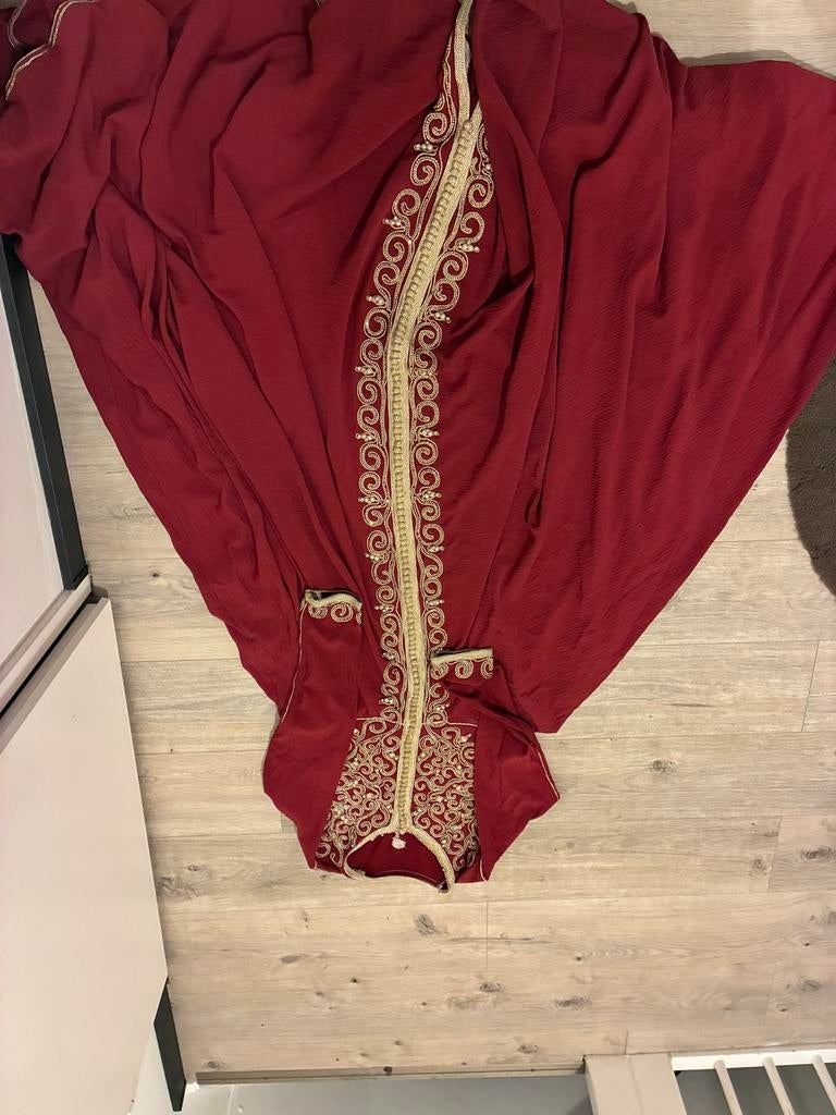 Rode Takshita met gouden borduursels, Maat 38/40 (M), Overige typen, Ophalen of Verzenden, Gedragen