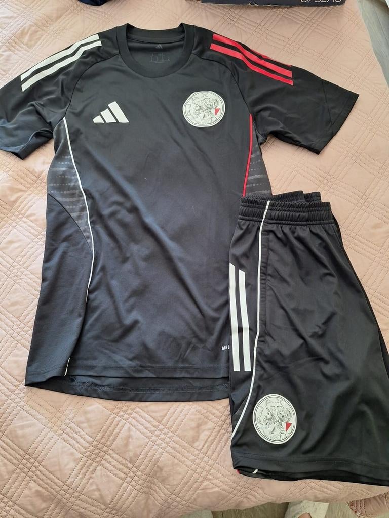 Ajax tenue 25/26 - Nooit gedragen, Sport en Fitness, Ophalen of Verzenden, Nieuw, Set