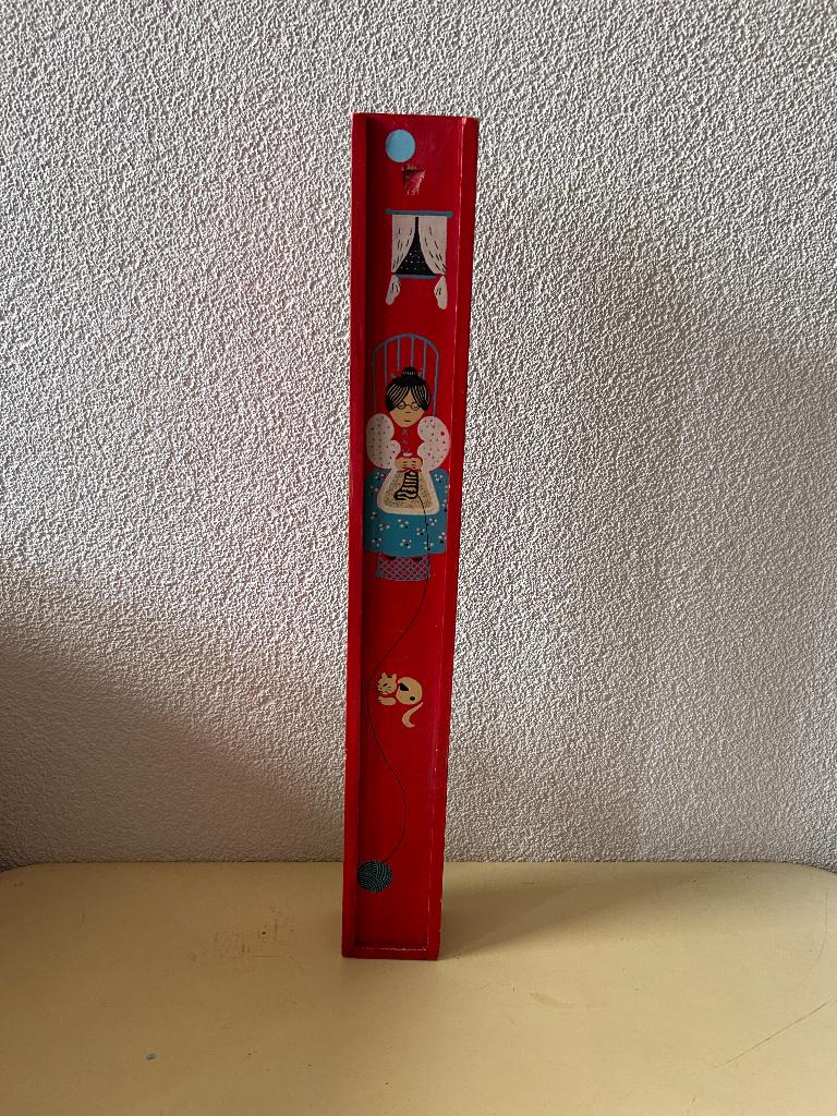 Vintage houten breinaalden rode koker met vrouw die breit, Ophalen of Verzenden, Gebruikt, Breien, Overige typen