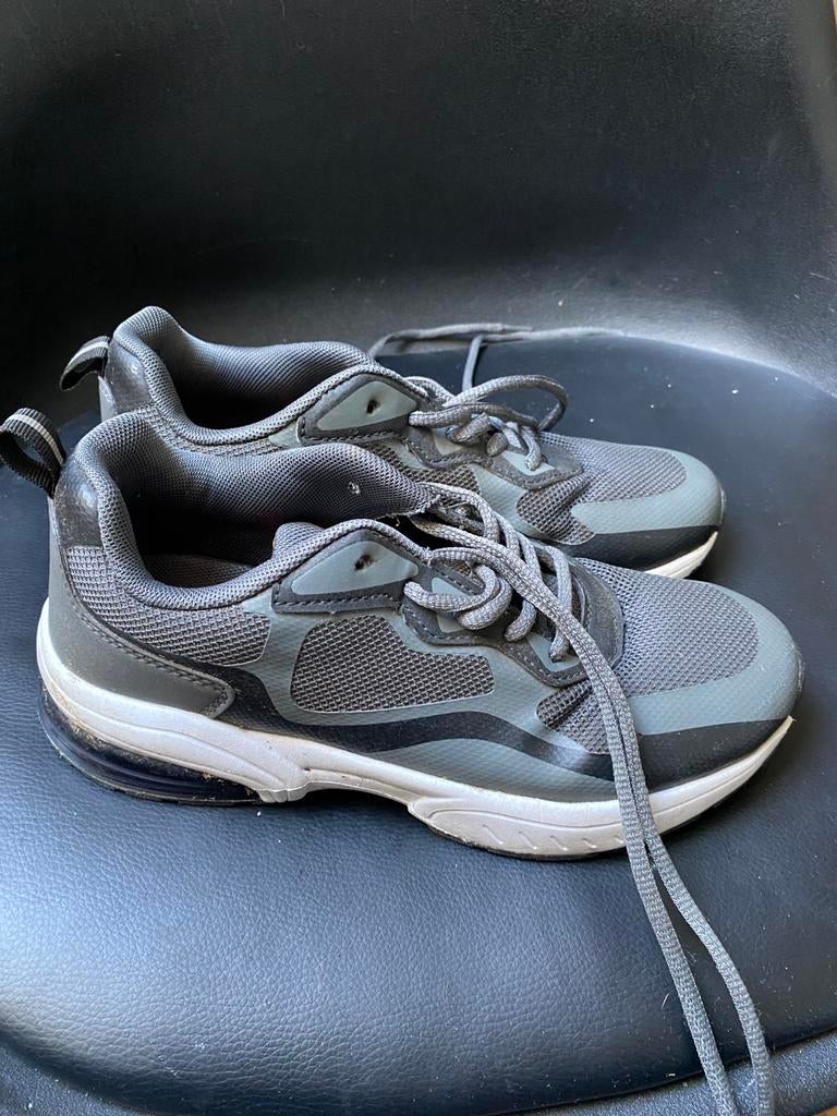 Osaga sport schoenen maat 36, Sport en Fitness, Ophalen of Verzenden, Zo goed als nieuw, Hardloopschoenen, Overige merken
