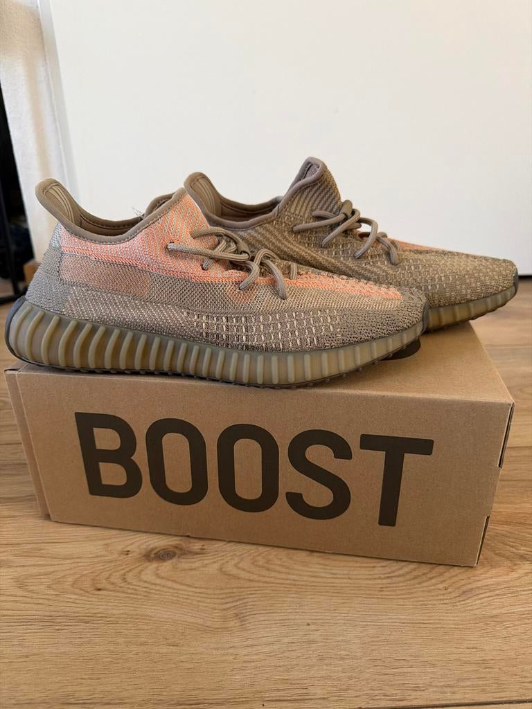 YEEZY BOOST 350 V2 Sand Taupe - Ongedragen - Maat 44 2/3, Kleding | Heren, Schoenen, Ophalen of Verzenden, Nieuw, Bruin, Sneakers of Gympen