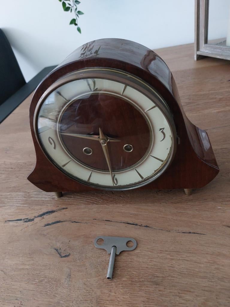 Vintage tafelklok met opwindsleutel, Ophalen