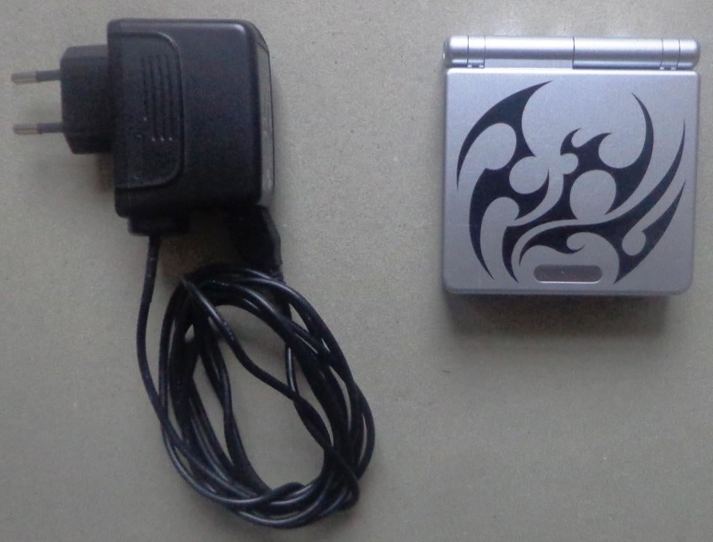 Gameboy Advance SP Tribal AGS-001 + originele oplader, Overige genres, 1 speler, Ophalen of Verzenden, Zo goed als nieuw