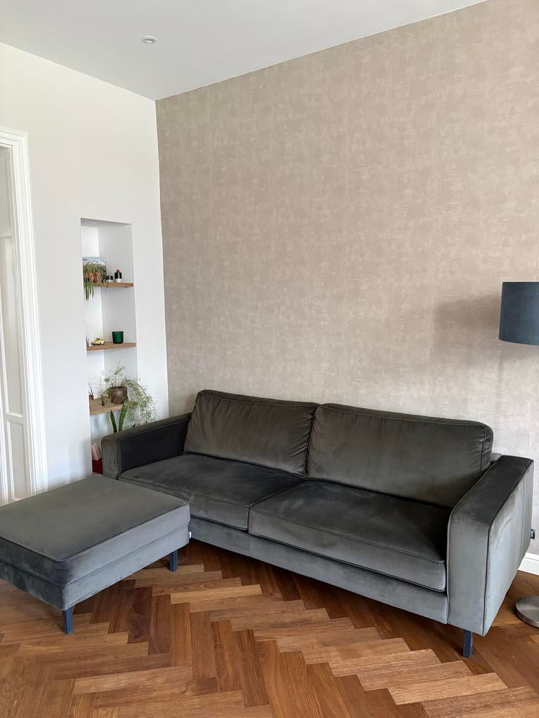 Donkergroene bank 2,5-zits met hocker van veloursstof, Ophalen, Driepersoons, 75 tot 100 cm, Zo goed als nieuw