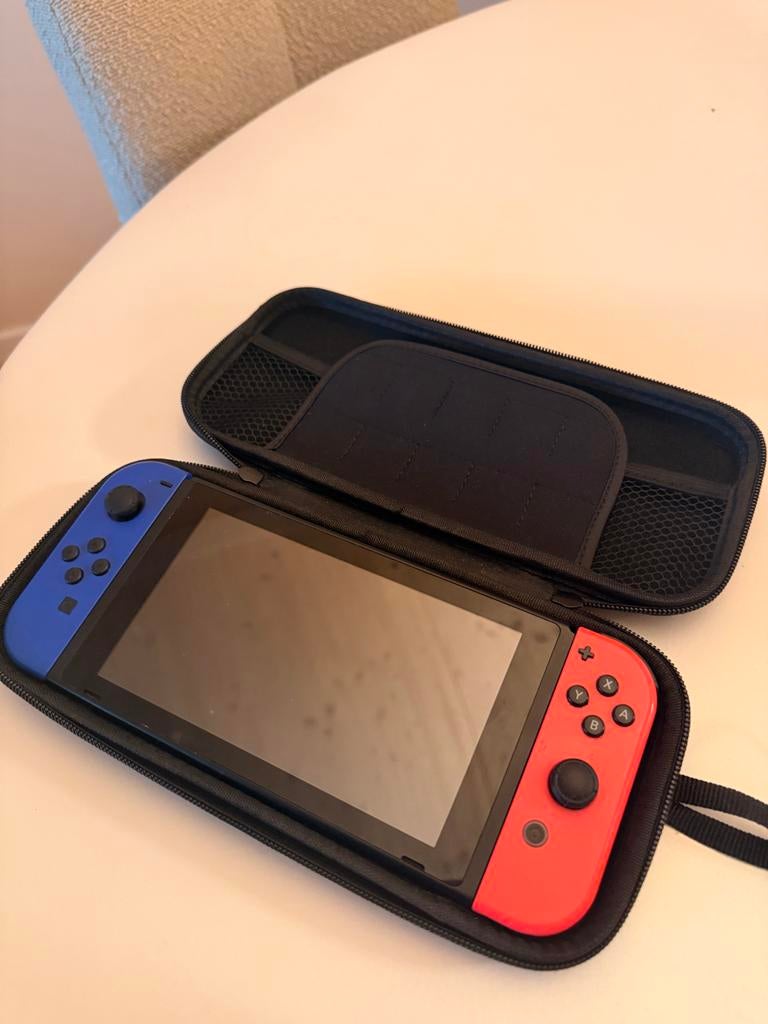 Nintendo Switch V1 (Jailbreakbaar) - Blauw/Rood Joy-Cons, Spelcomputers en Games, Ophalen of Verzenden, Gebruikt, Met 2 controllers