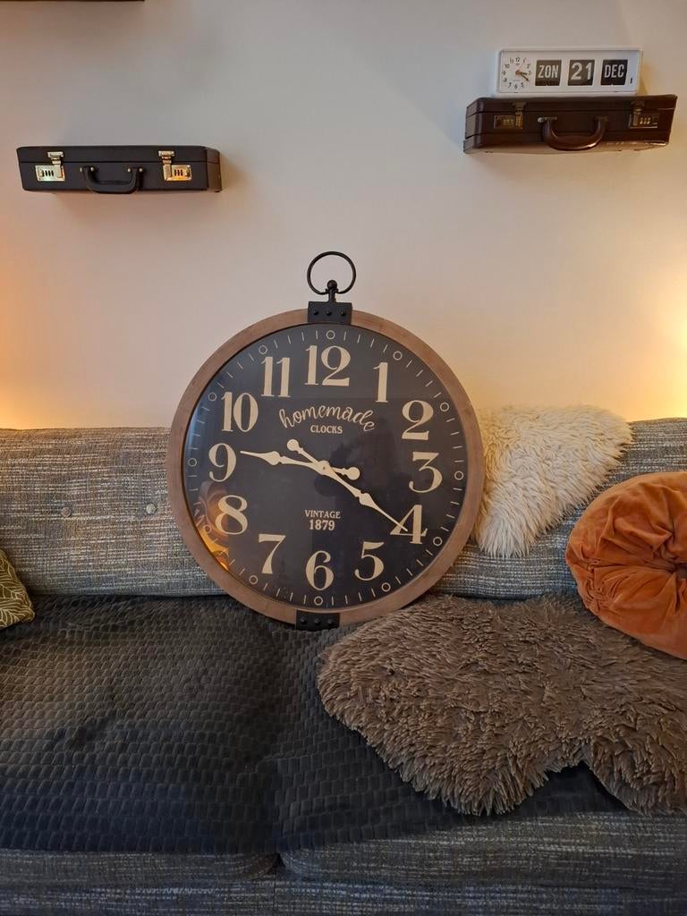 Grote vintage wandklok 'Homemade Clocks' - Hout & Metaal, Huis en Inrichting, Woonaccessoires | Klokken, Ophalen, Zo goed als nieuw
