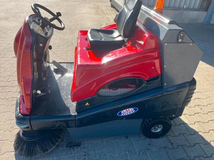 Bijna nieuwe M Sweep veegmachine, Zakelijke goederen, Machines en Bouw | Onderhoud en Reiniging, Ophalen of Verzenden