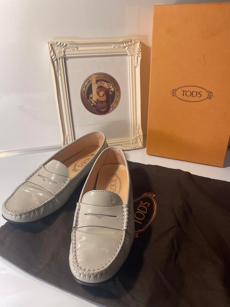 Tod’s Light Grey Gloss Leather Loafers Classic In Mint EU 37, Kleding | Dames, Overige kleuren, Ophalen of Verzenden, Zo goed als nieuw