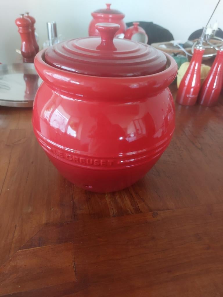 Le Creuset Aardappelpot cerise, Le Creuset, Gebruikt, Ophalen of Verzenden, Voorraadpot