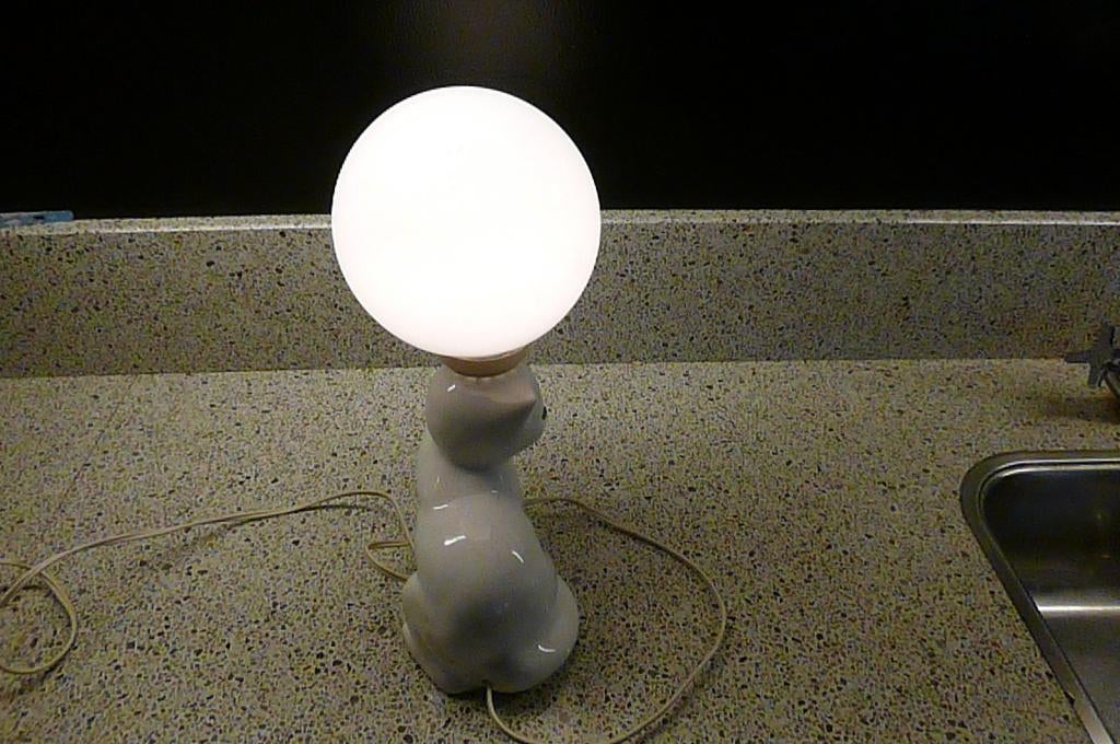 mooie zeldzame porseleinen Kat-tafellamp met glazen bol, Ophalen of Verzenden, Gebruikt, Glas, Minder dan 50 cm