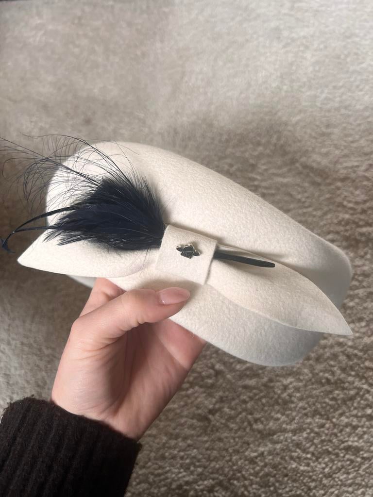 Mayser Hoedje met Veer - Crème Wit, Ophalen of Verzenden, Zo goed als nieuw, One size fits all, Hoed